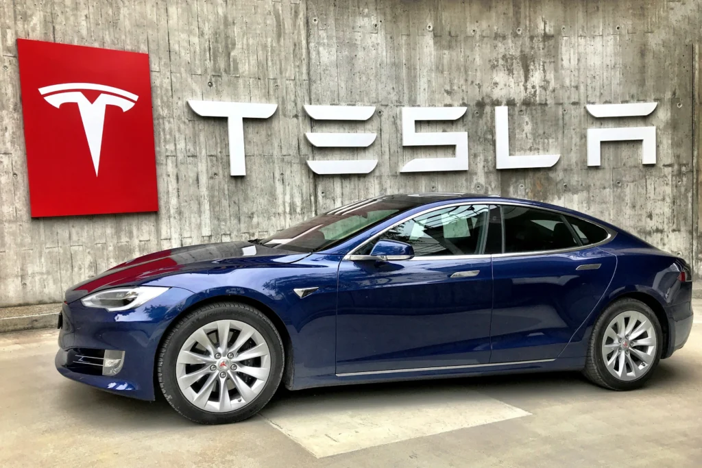 Tesla self-driving car system by AI.